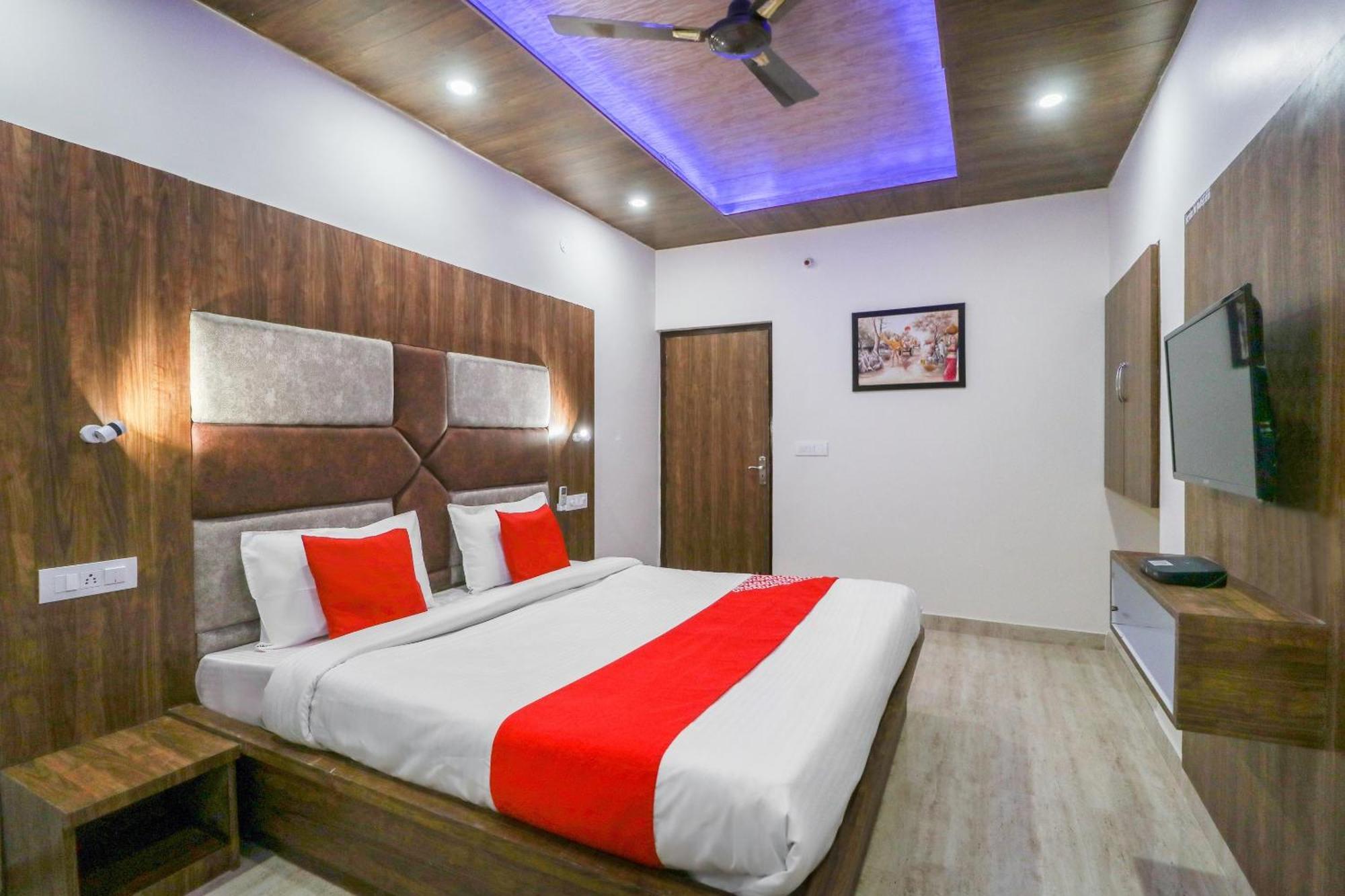 Oyo Flagship Hotel Ambani Zirakpur Exterior photo