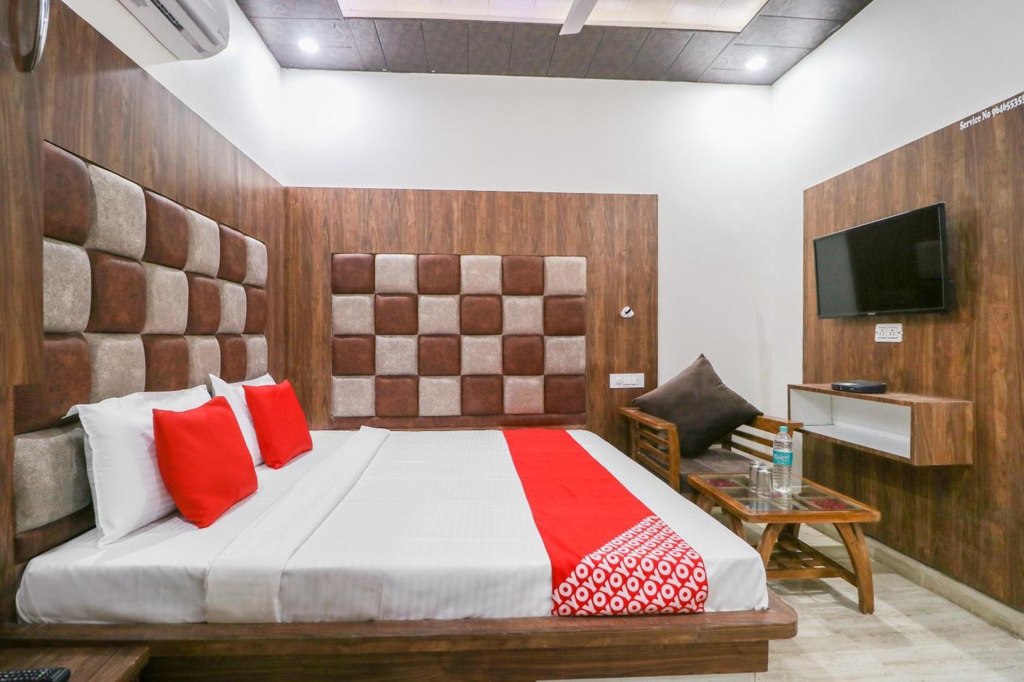 Oyo Flagship Hotel Ambani Zirakpur Exterior photo