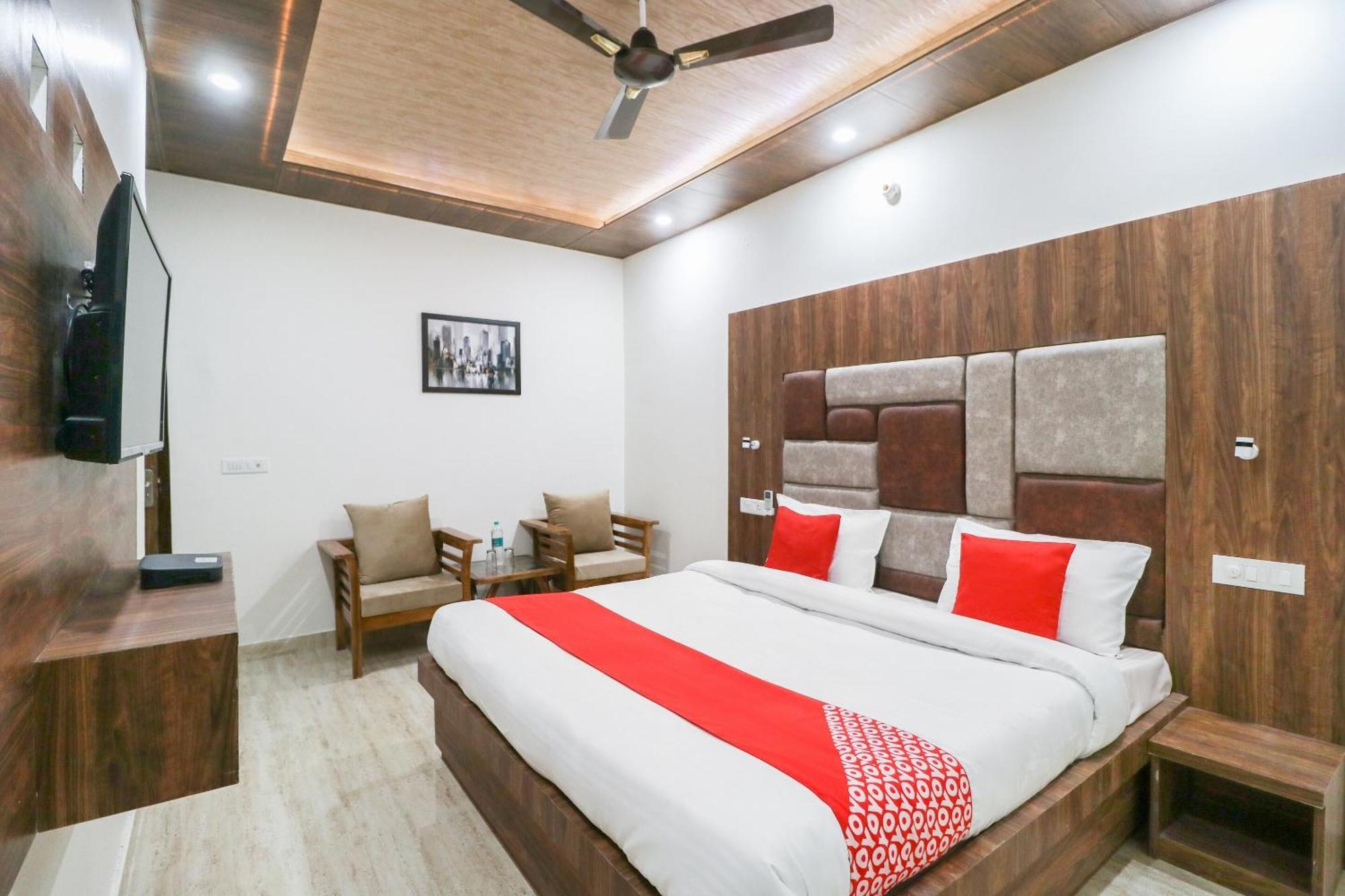 Oyo Flagship Hotel Ambani Zirakpur Exterior photo